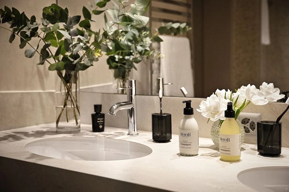 Modernes Badezimmer mit Pflanzen und luxuriösen Pflegeprodukten im Hotel Eden Roc