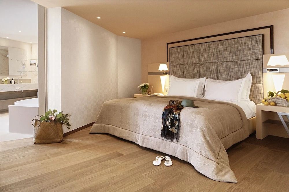Junior-Suite mit einem großen Doppelbett und eleganter Bettwäsche