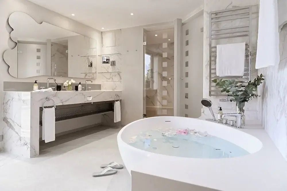 Luxuriöses Badezimmer mit freistehender Badewanne und moderner Ausstattung