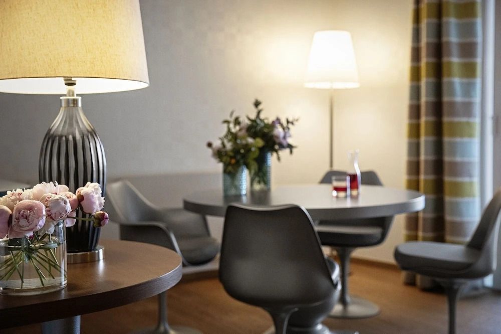 Moderne Sitzecke mit Designermöbeln und angenehmem Licht in der Suite