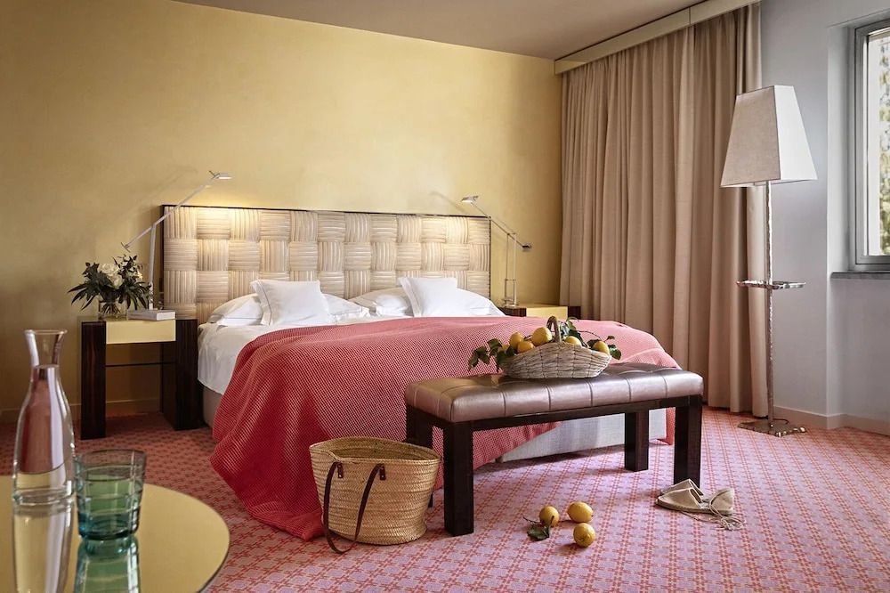 Junior-Suite mit elegantem Doppelbett und dekorativen Akzenten