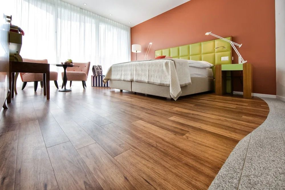 Komfort Doppelzimmer mit Doppelbett und stilvoller Einrichtung auf Holzfußboden