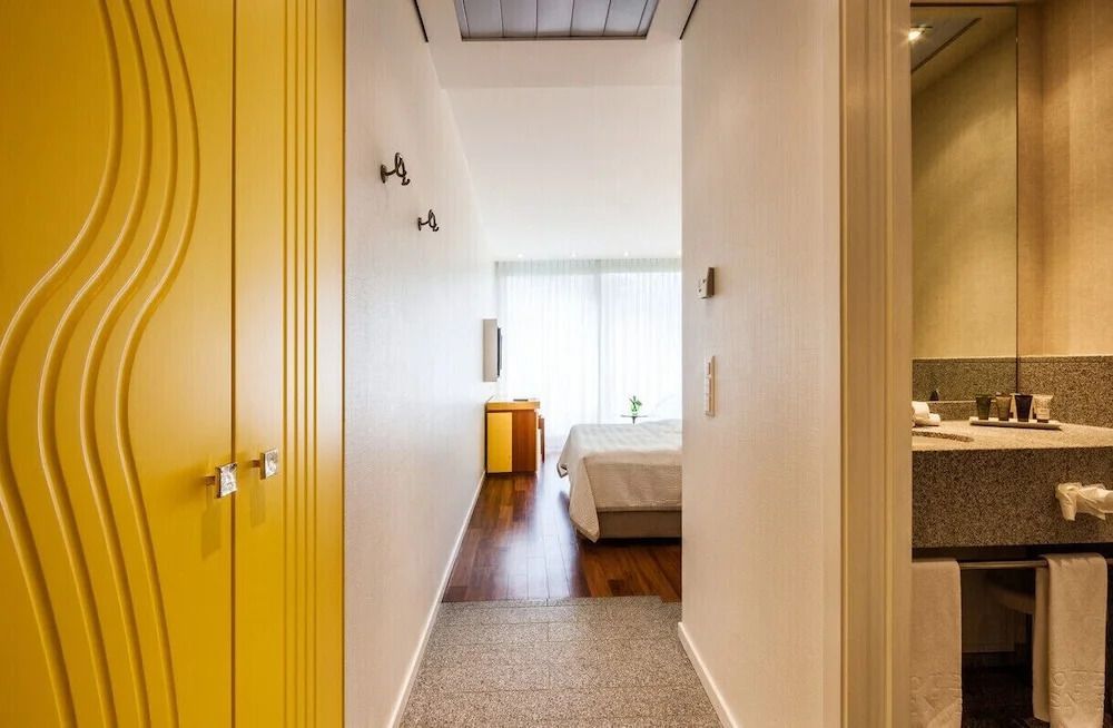 Eingangsbereich zum Komfort Doppelzimmer mit moderner Beleuchtung
