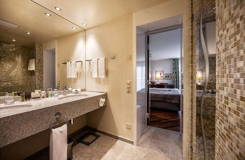 Modernes Badezimmer mit großem Spiegel im Komfort Doppelzimmer