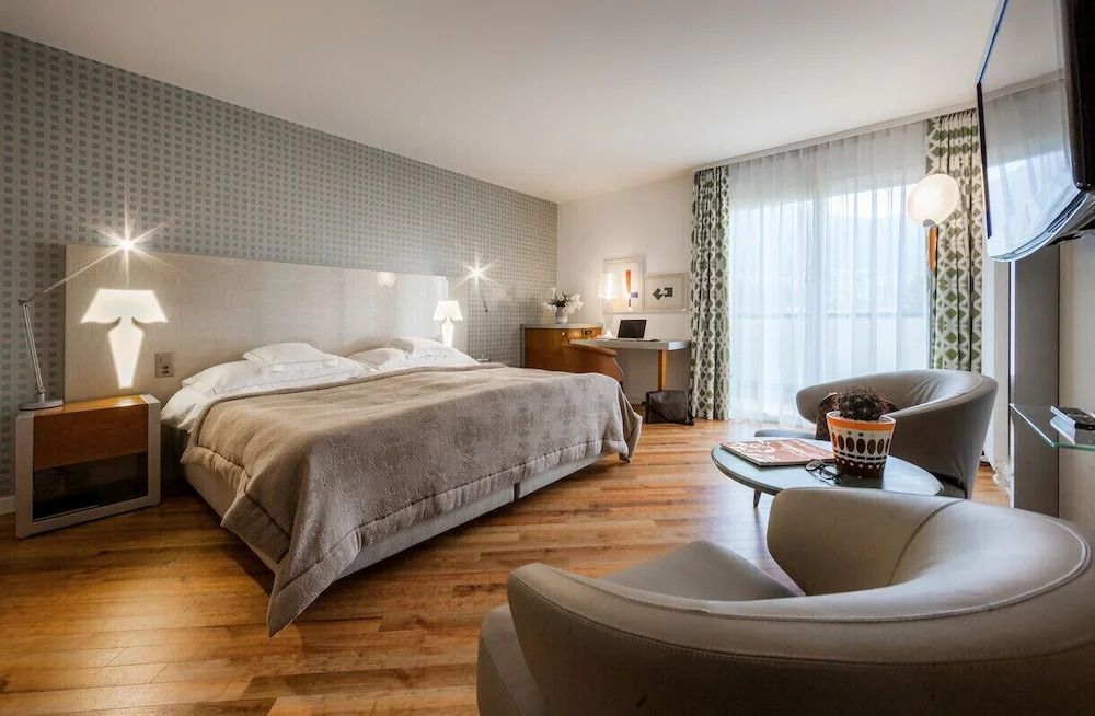 Geräumiges Komfort Doppelzimmer mit Schreibtisch und Sitzbereich