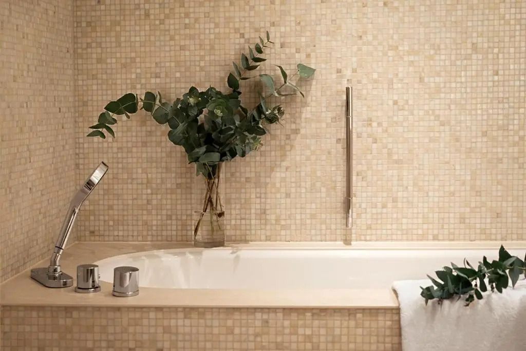 Elegante Badewanne mit Pflanzen in einem luxuriösen Bad