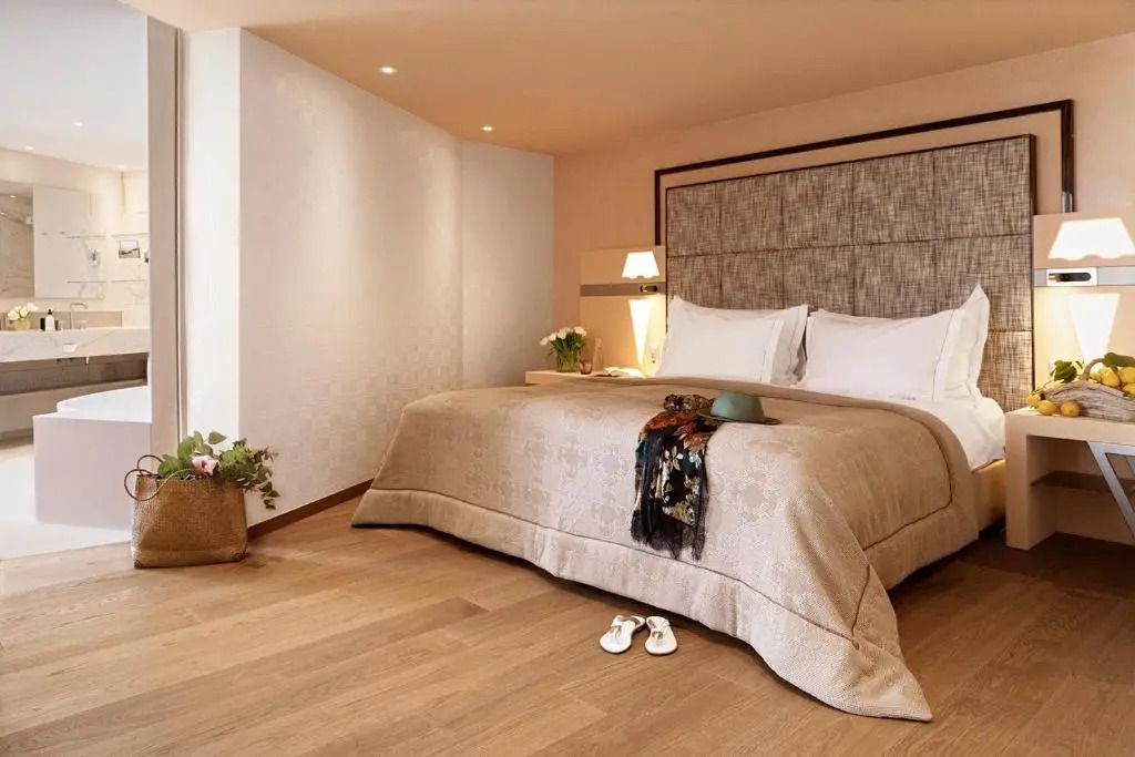 Komfortables Schlafzimmer mit Kingsize-Bett und eleganter Dekoration