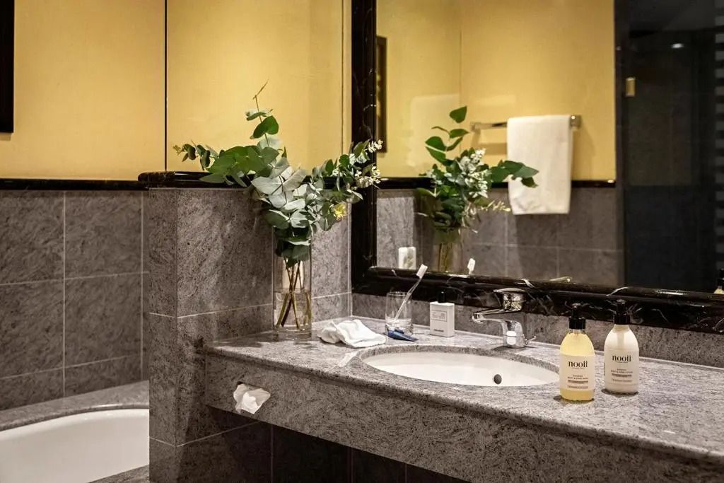 Edler Waschtisch aus Marmor im luxuriösen Badezimmer