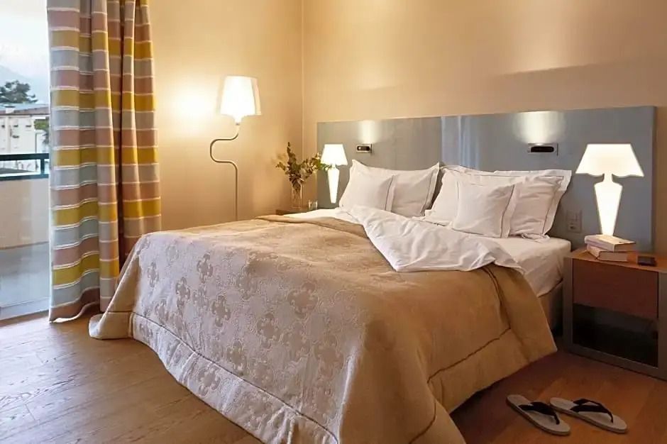 Einladendes Doppelzimmer mit Doppelbett und Balkon im Hotel Eden Roc