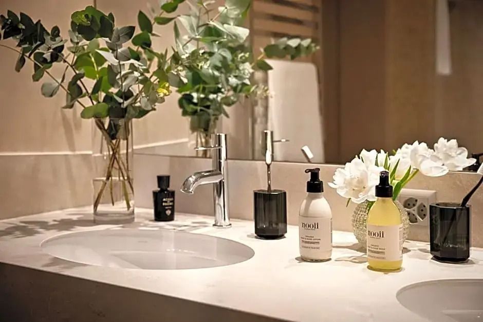 Elegantes Badezimmer im Hotel Eden Roc mit moderner Ausstattung
