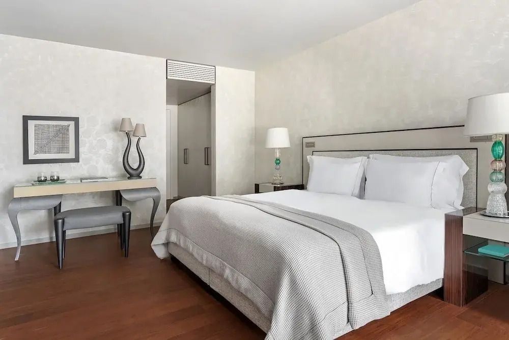 Elegantes Superior Doppelzimmer mit Doppelbett und stilvollen Akzenten
