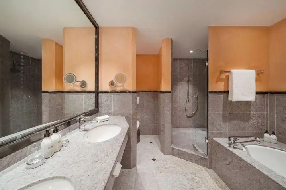 Luxuriöses Badezimmer mit Doppelwaschbecken und großer Dusche