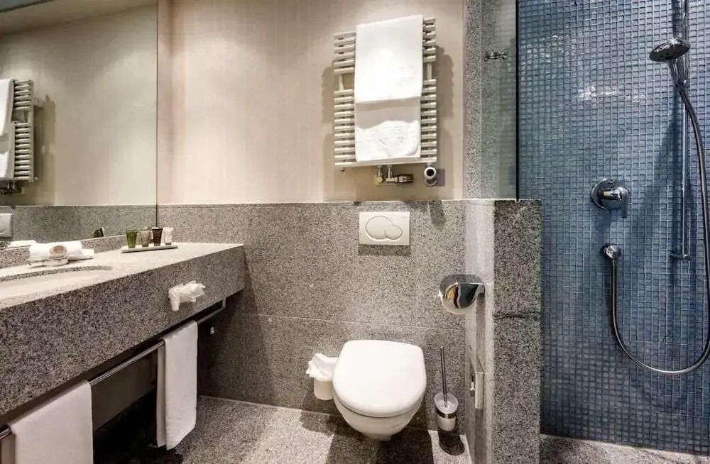 Badezimmer mit modernem Design und eleganter Ausstattung