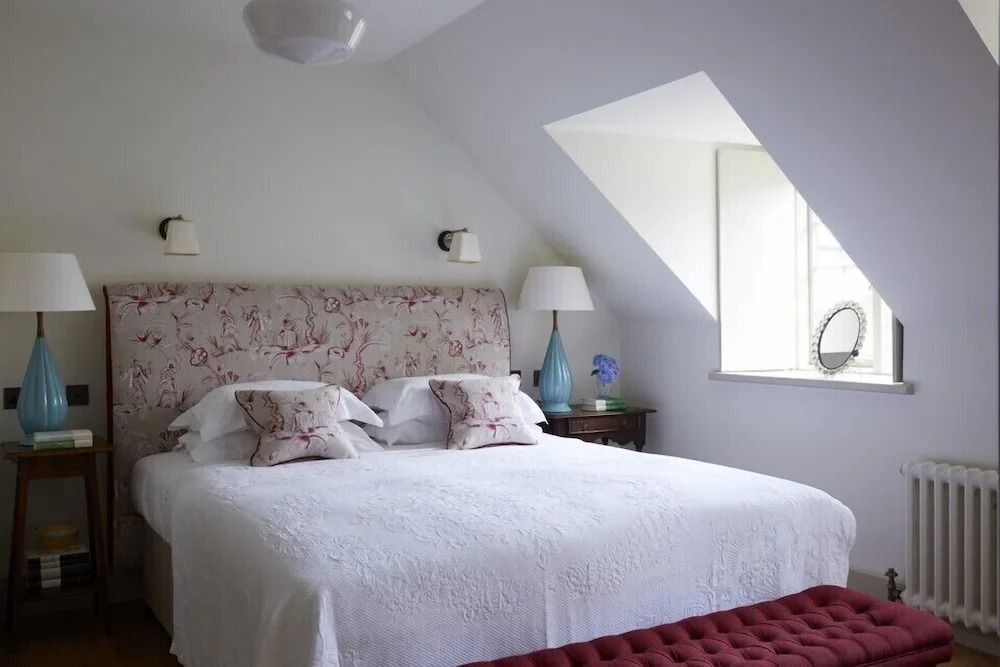 Gemütliches Schlafzimmer mit großem Bett und Dachfenster