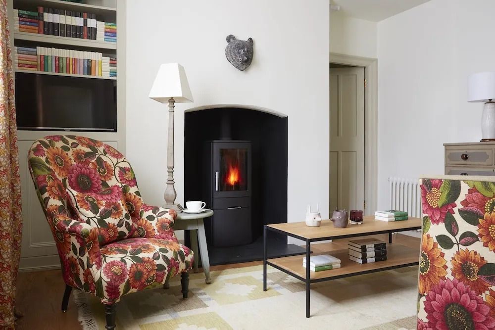 Gemütliche Sitzecke mit Kamin und Bücherregal