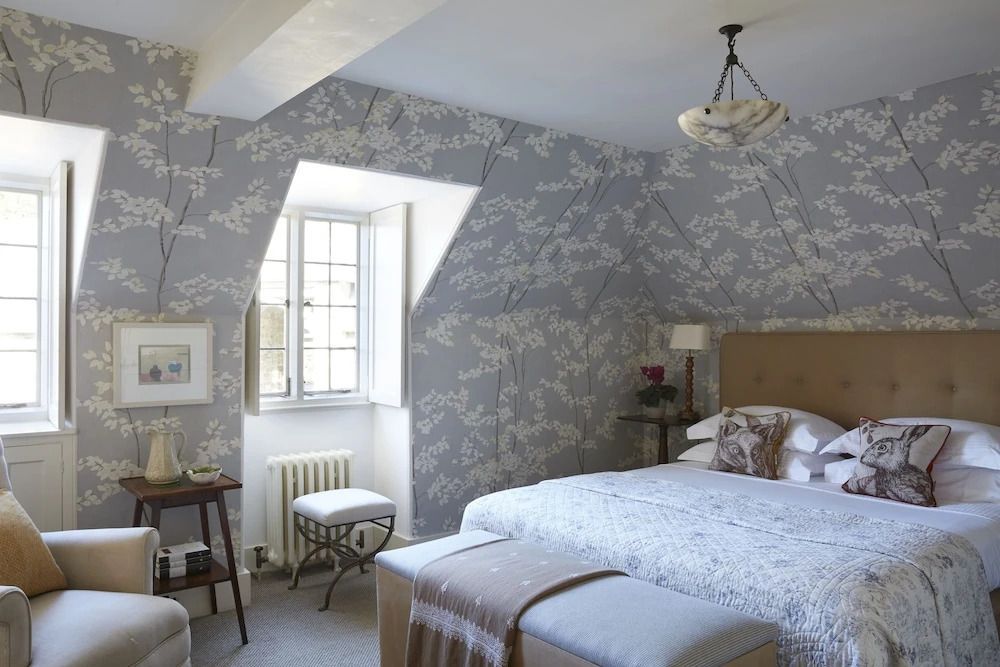 Elegant dekoriertes Doppelzimmer mit grauem Tapetenmuster