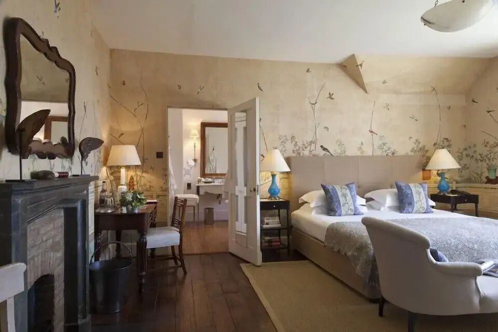 Einladendes Doppelzimmer mit elegantem Wanddesign und komfortabler Einrichtung