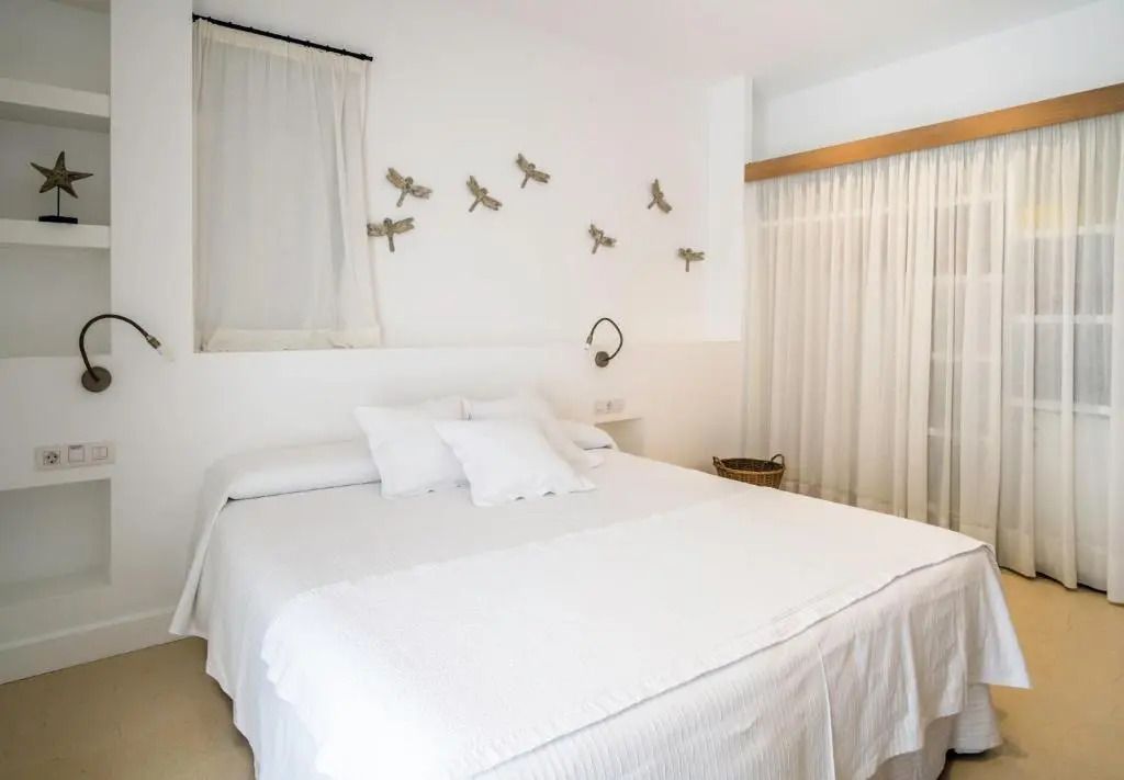 Helles Standard Doppelzimmer mit minimalistischer Dekoration und Doppelbett