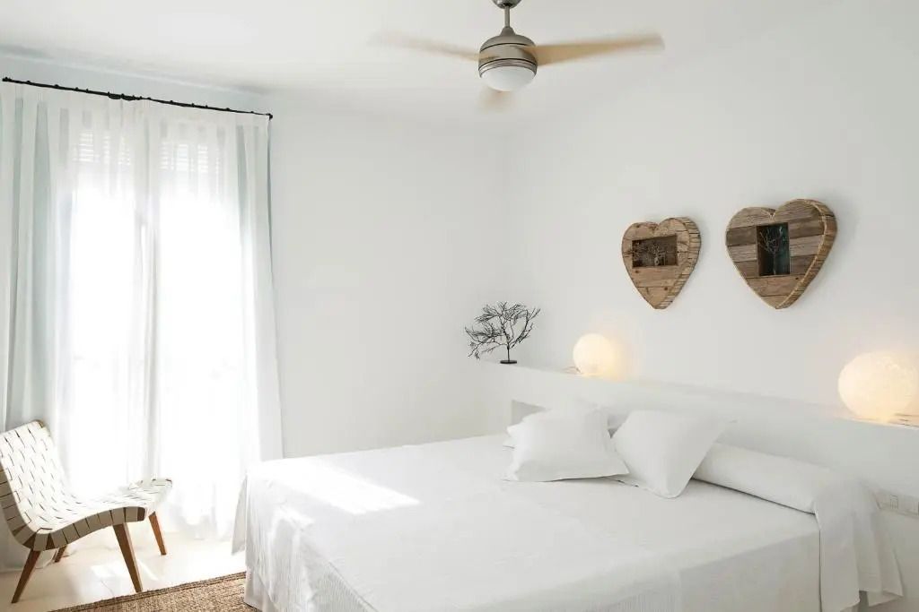 Standard Doppelzimmer mit Deckenventilator und Holzwanddekorationen