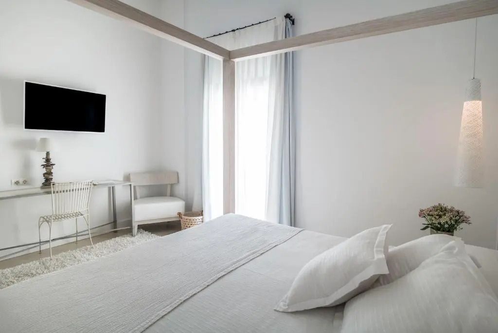 Helles Superior Doppelzimmer mit schlichtem Design und TV.