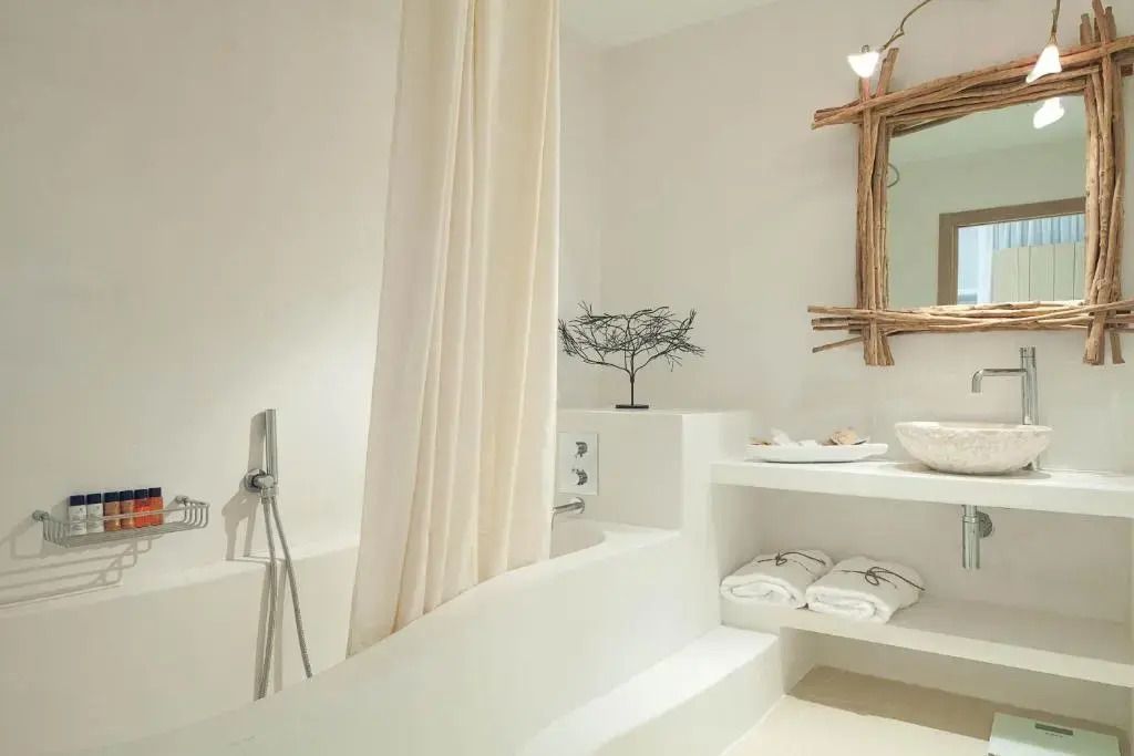 Helles Badezimmer mit Natur-Dekor und eleganter Ausstattung.