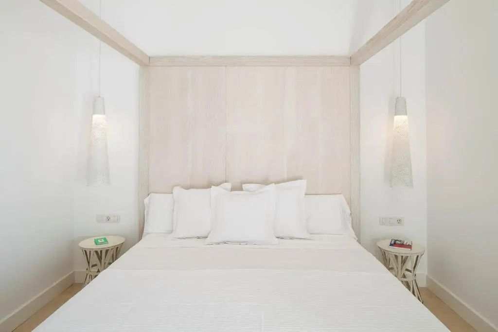 Komfortables Doppelzimmer mit heller Einrichtung und weicher Beleuchtung.