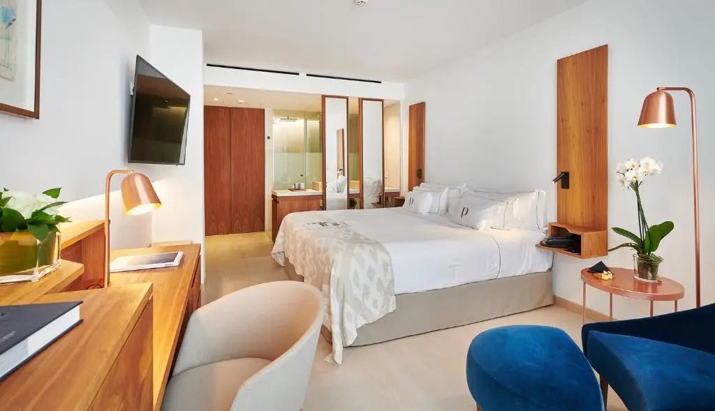 Helles Deluxe Doppelzimmer mit stilvollem Interieur und Doppelbett
