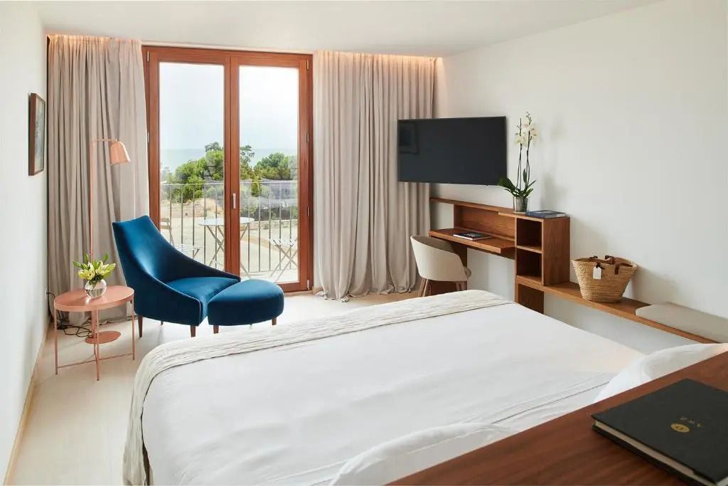 Luxuriöses Hotelzimmer mit Meerblick und stilvollem Interieur