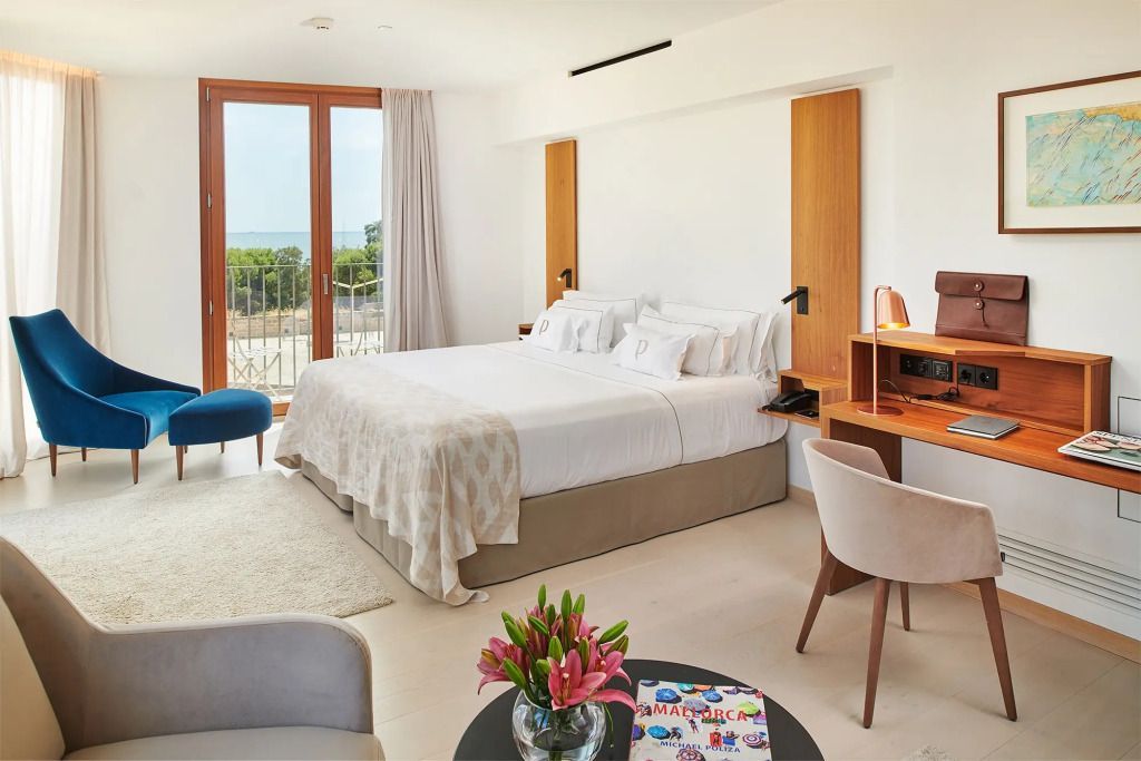 Geschmackvoll eingerichtete Junior-Suite mit Meerblick und hellem Interieur