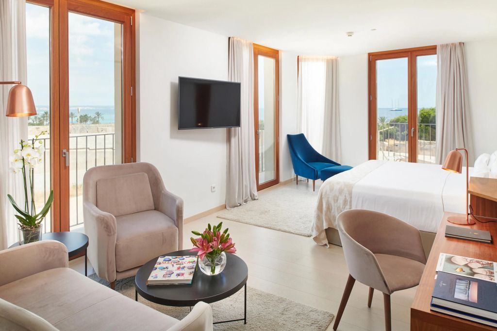 Geräumige Junior-Suite mit moderner Einrichtung und Meerblick vom Balkon