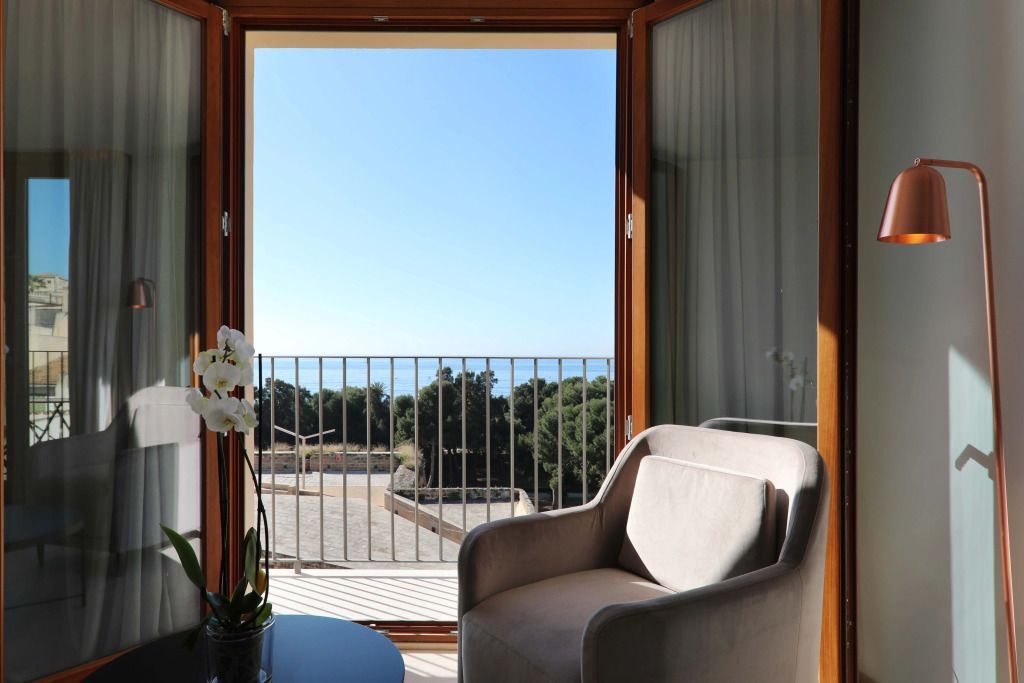 Blick vom Balkon mit Meerblick und Sonnenlicht