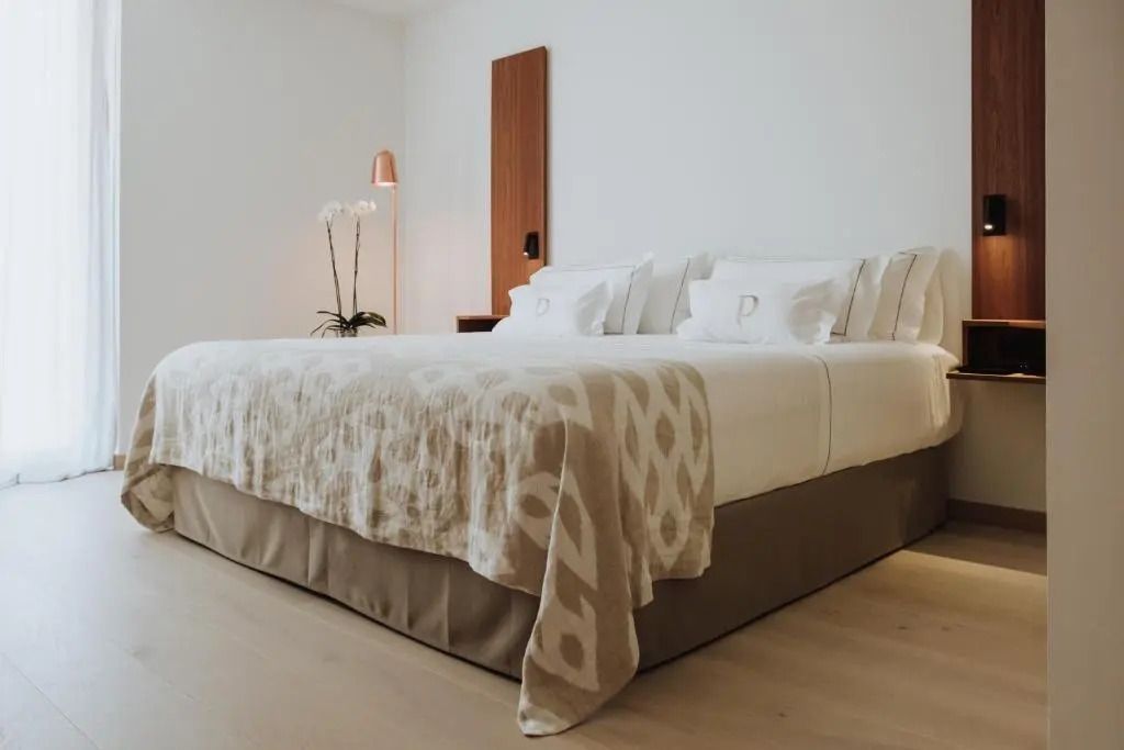Helles Doppelzimmer mit elegantem Dekor und komfortablem Bett