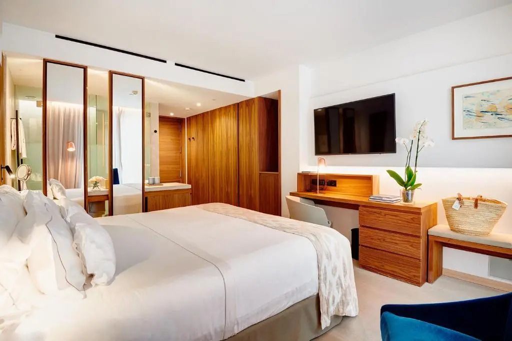 Modern eingerichtetes Doppelzimmer mit TV und Schreibtisch