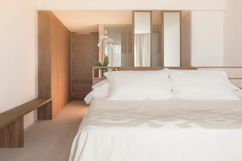 Geräumiges Zimmer mit großem Bett und minimalistischer Einrichtung