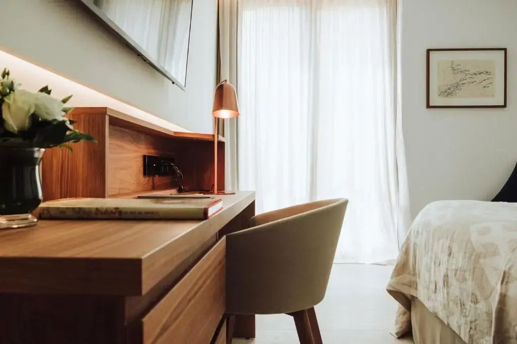 Moderner Schreibtischbereich mit stilvollem Stuhl und natürlichem Licht im Superior-Zimmer.
