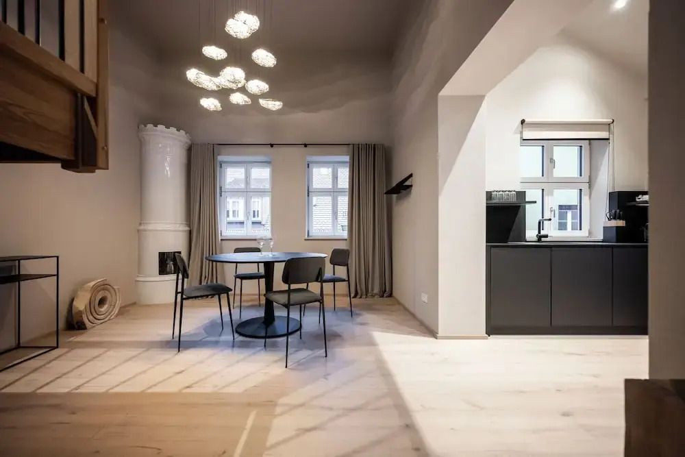 Geräumiger Apartmentbereich mit Esstisch und eleganten Leuchten