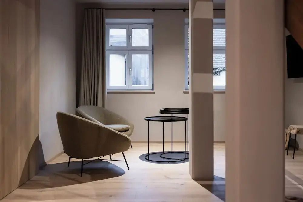 Entspannungsbereich im Apartment mit Design-Sesseln