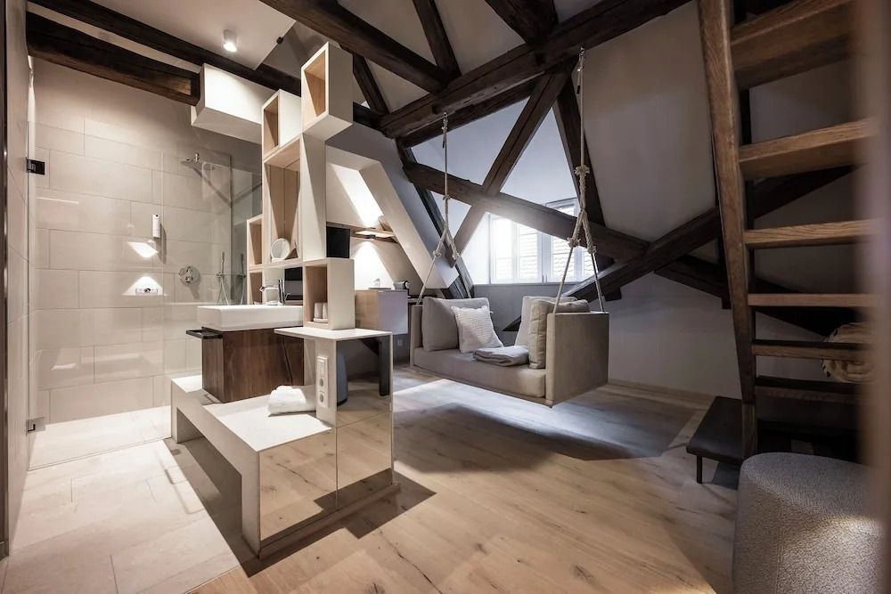 Geräumiges Deluxe Studio mit moderner Architektur und Schaukelstuhl