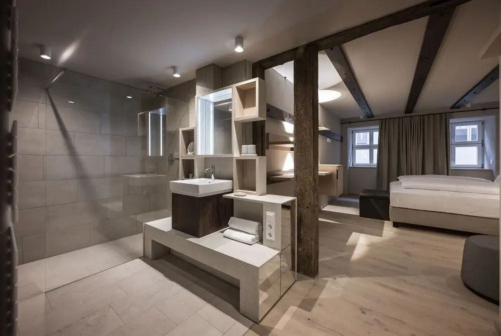 Modernes Badezimmer in der Junior-Suite mit stilvollen Holzakzenten und großer Dusche