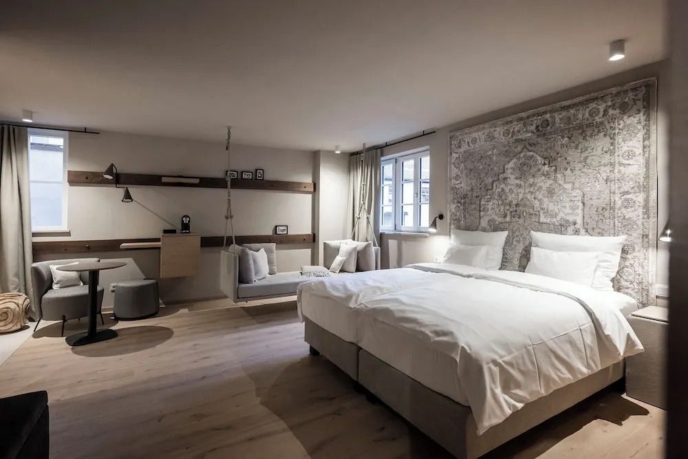 Gemütliches Schlafzimmer in der Junior-Suite mit Kingsize-Bett und stilvollen Dekorationen
