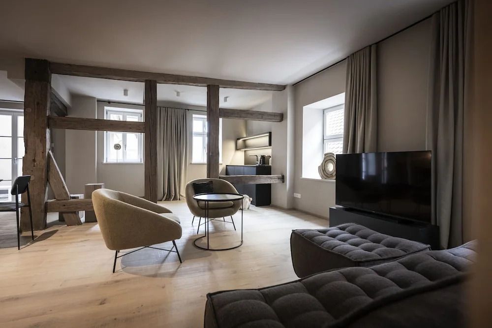 Komfortable Suite mit Sitzbereich und moderner Ausstattung