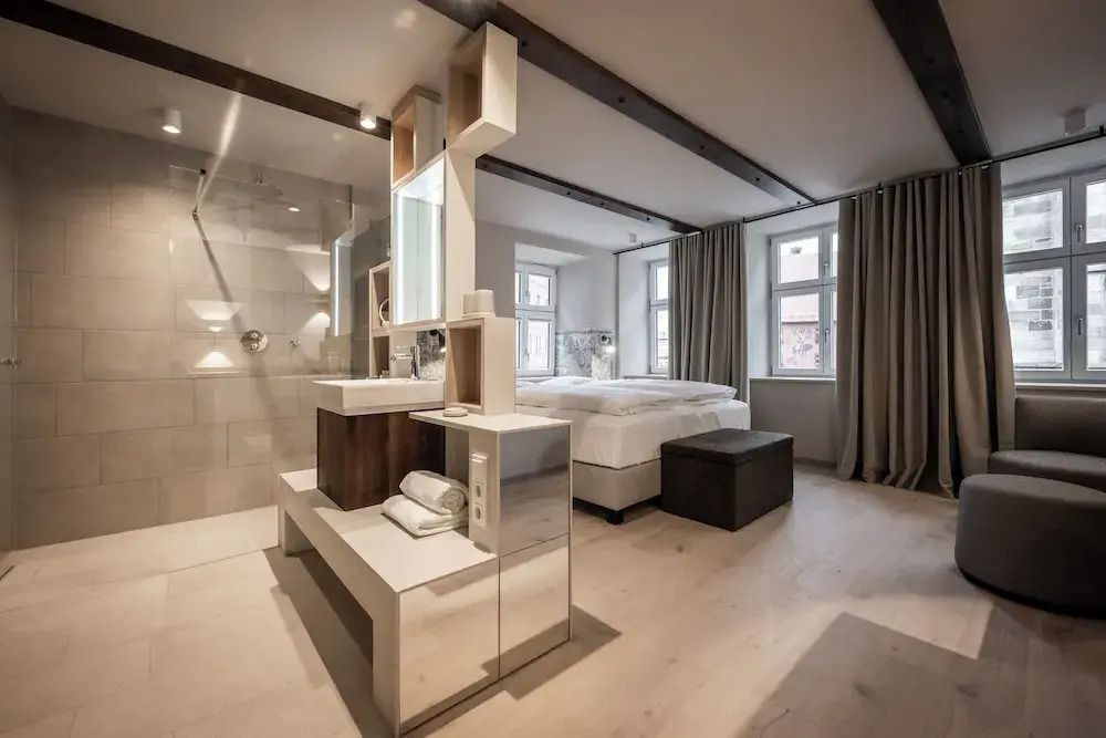 Elegante, moderne Suite mit offenem Raumkonzept und großen Fenstern.