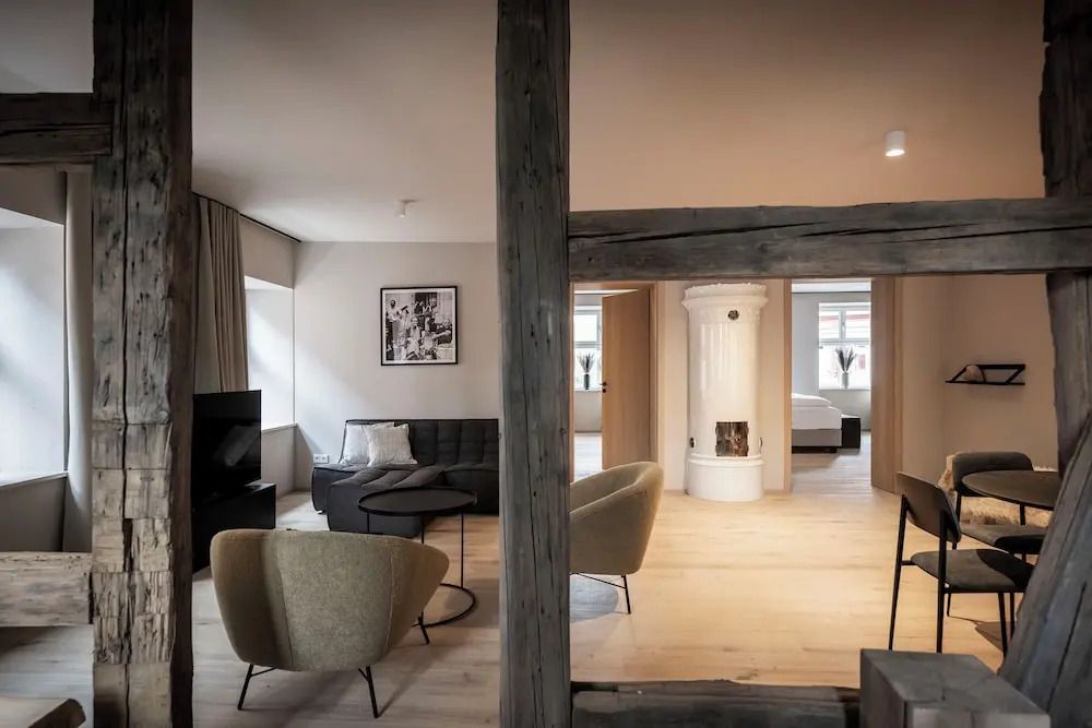 Eleganter Wohnbereich mit stilvollen Sesseln und Kamin in der Superior Suite
