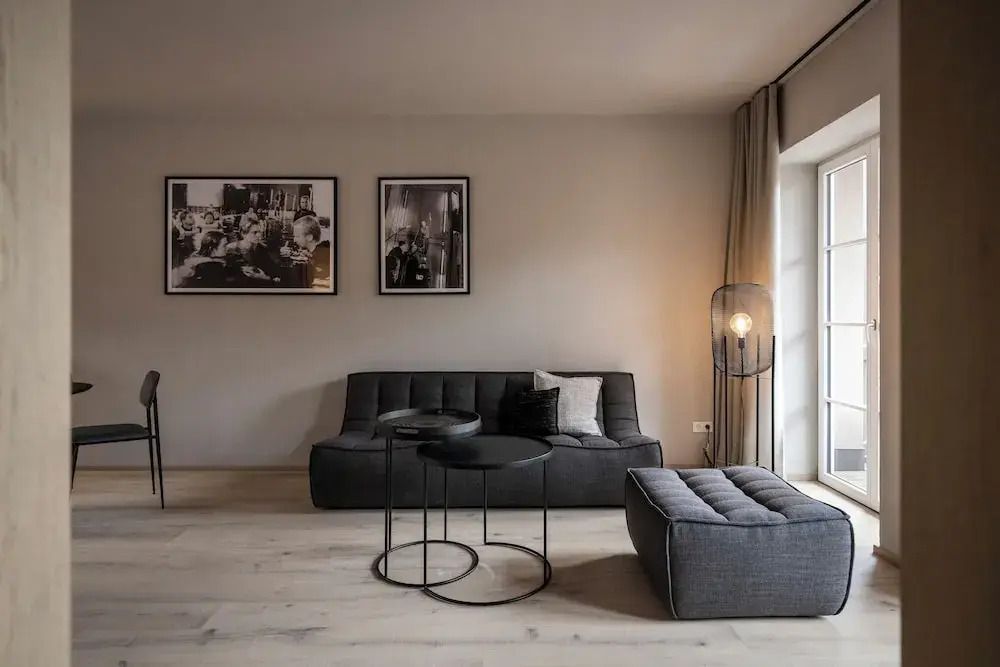 Moderne Couch mit Kunst an der Wand in der Superior Suite des Hotels