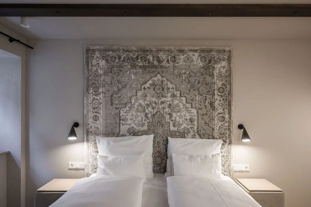 Kopfteil im Superior Zimmer mit orientalischem Teppichmuster und Akzentbeleuchtung