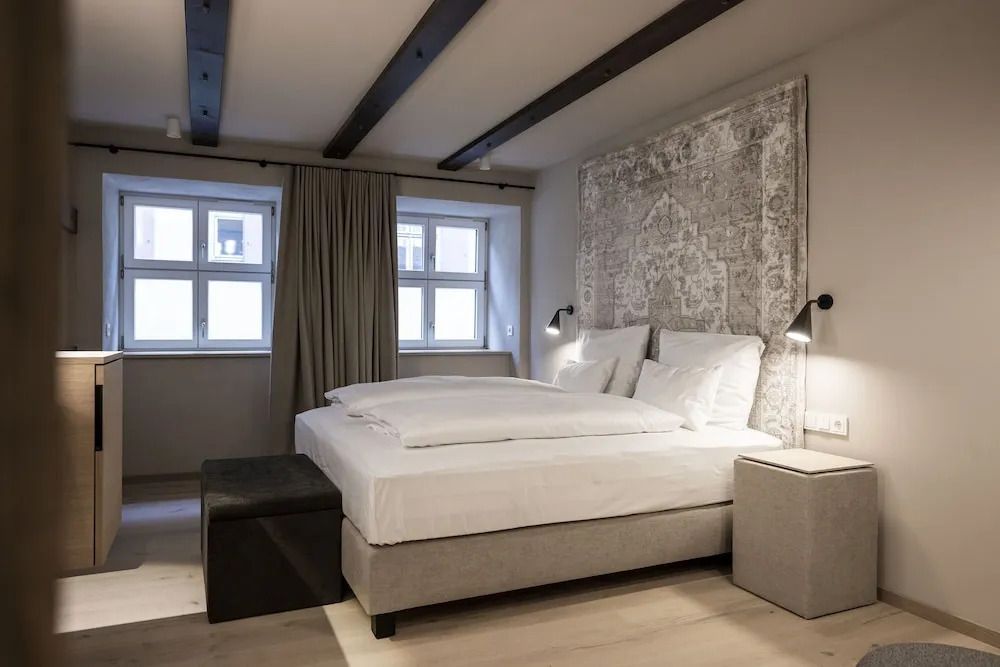 Superior Zimmer mit Doppelbett und großen Fenstern für viel natürliches Licht