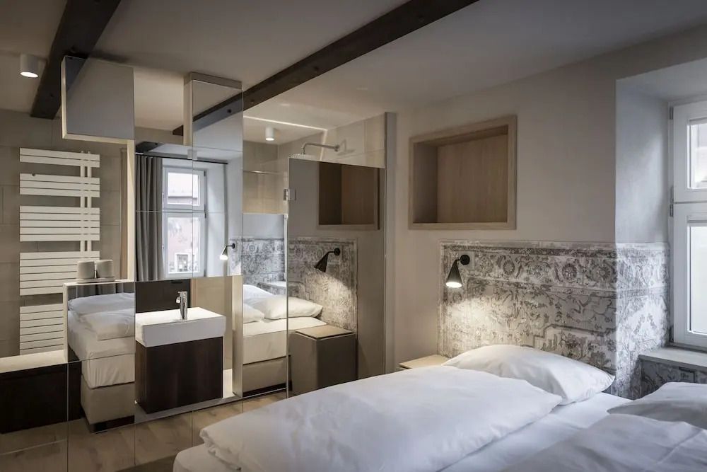 Geschmackvoll gestaltetes Schlafzimmer im Superior Zimmer mit Spiegel und Beleuchtung