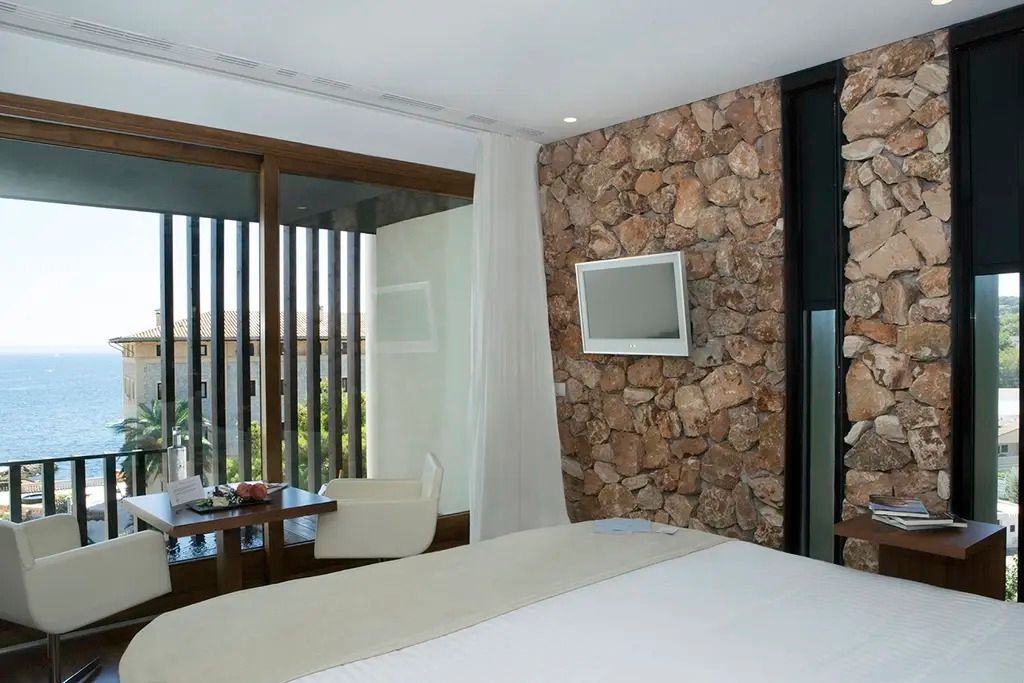 Modernes Zimmer mit Natursteinwand und Balkon