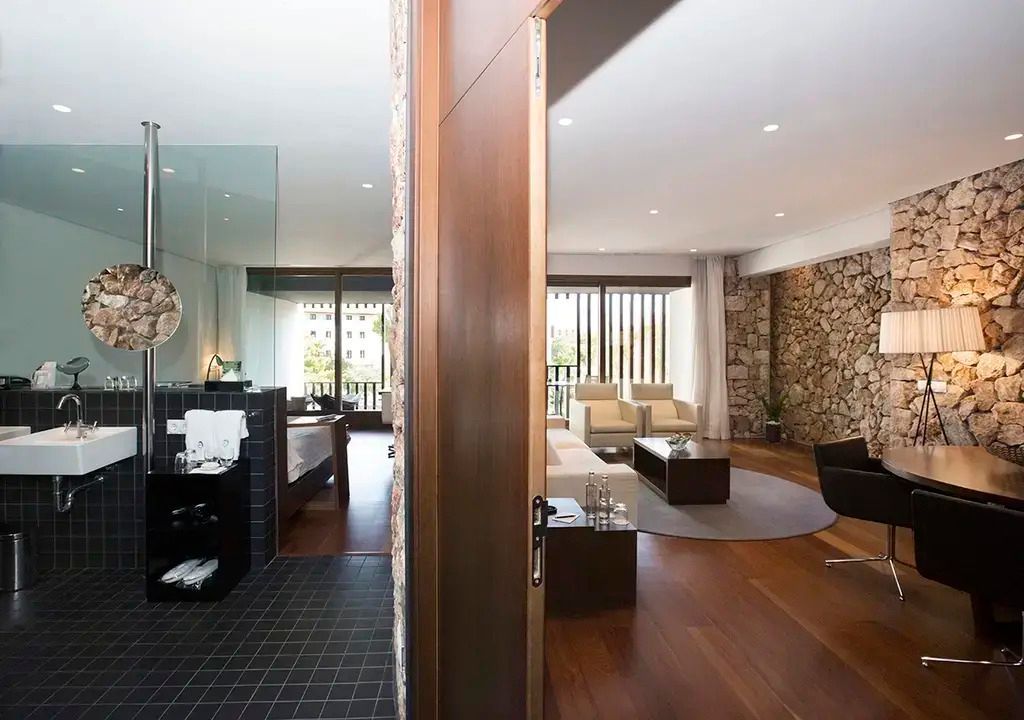 Blick von Badezimmer in den Wohnbereich einer eleganten Hotelsuite