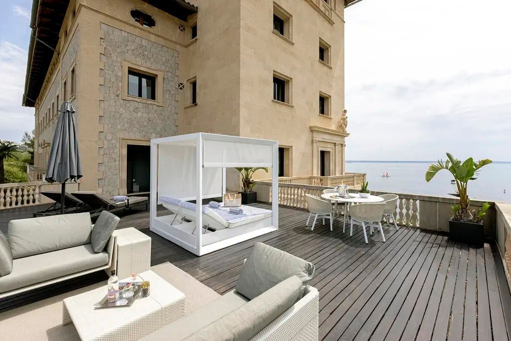Terrasse mit Himmelbett und Meerblick an historischem Gebäude